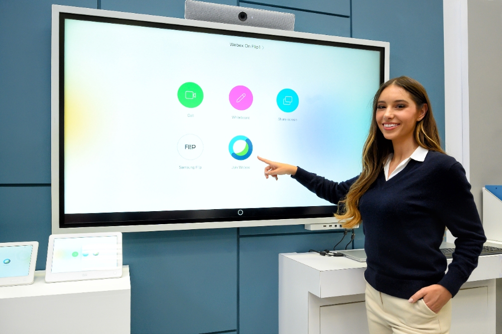 삼성전자 모델이 디지털 플립차트 '삼성 플립 2'에 시스코의 '웹엑스(Webex)' UX를 탑재한 '웹엑스 온 플립(Webex on Flip)'의 다양한 기능을 소개하고 있다/사진=삼성전자