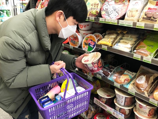 CU는 3월 한 달간 전국 1만 4천 여 점포에서 주요 생필품 +1 증정 행사를 진행한다. /사진=BGF리테일.