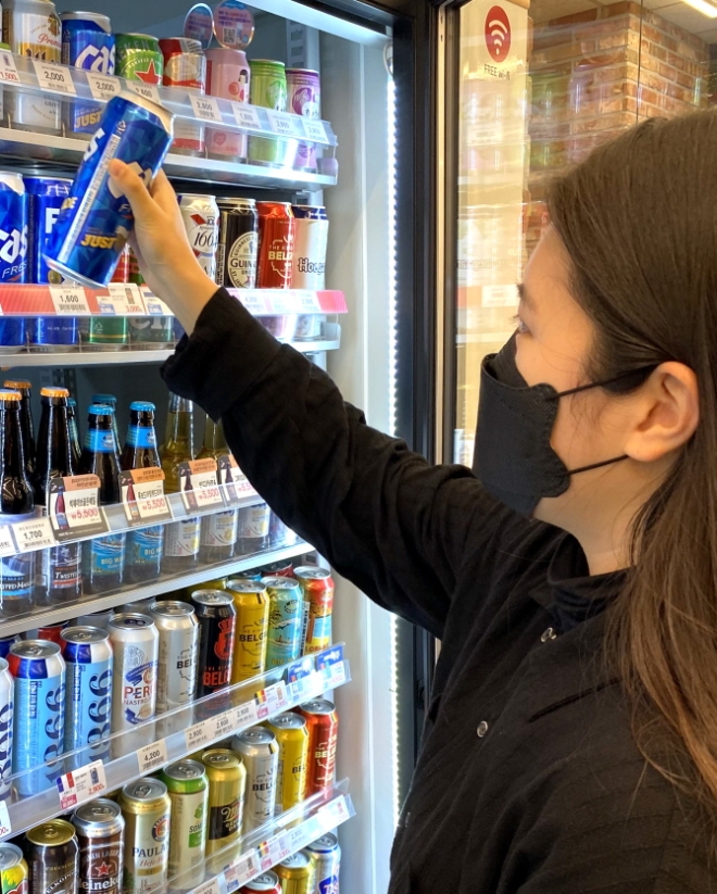 이마트24가 주말 홈술족(집에서 술을 즐기는 사람을 이르는 말)을 위해 맥주 8캔을 1만5000원에 구매할 수 있는 캐시백 프로모션을 진행한다. /사진=이마트24.