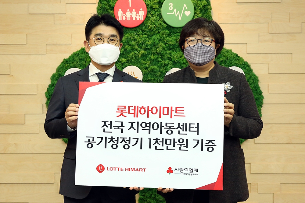 롯데하이마트 이찬일 온라인사업부문장(사진 왼쪽)과 사회복지공동모금회 김연순 사무총장(사진 오른쪽). /사진제공=롯데하이마트