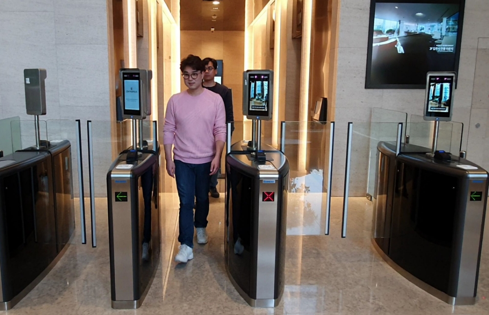 서울 종로구 소재 센트로폴리스 빌딩에 구현된 SK텔링크의 얼굴인식 출입관리 솔루션/사진=SK텔링크