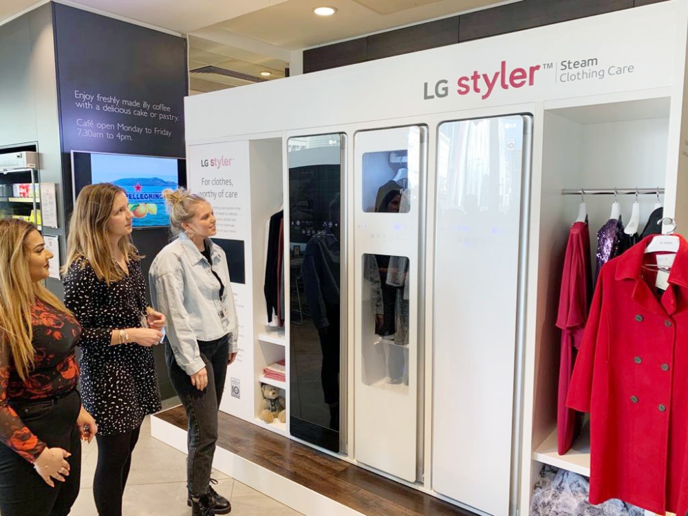 영국 런던 존 루이스 본사 LG 스타일러 체험존에서 시민들이 스타일러를 체험하는 모습/사진=LG전자