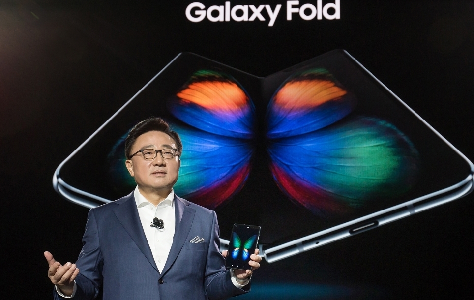 갤럭시 언팩 2019 행사에서 갤럭시 폴드를 소개하는 고동진 삼성전자 사장/사진=삼성전자