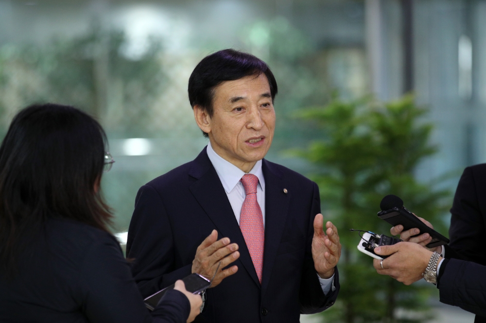 ▲이주열 한국은행 총재가 지난 3월 20일 서울 중구 한은 본관 출근길에 기자들의 질문에 답하고 있다./사진=한국은행