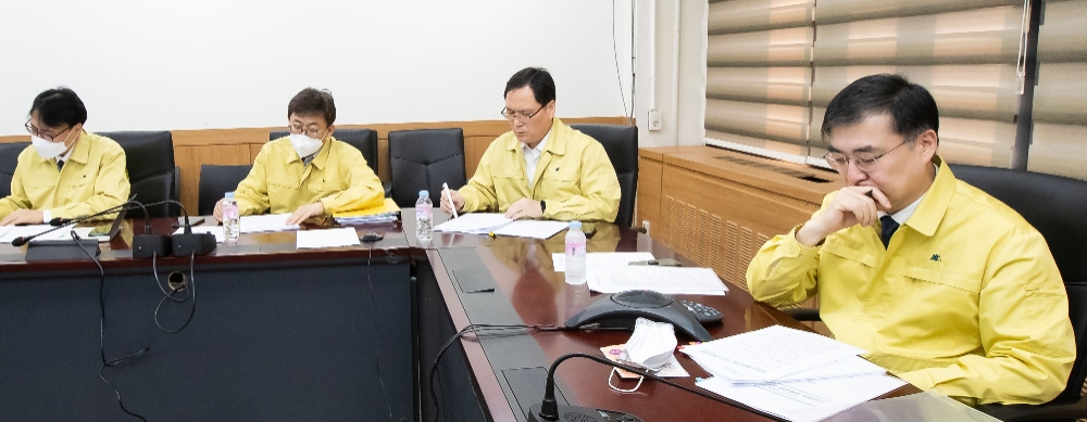 손병두 금융위 부위원장(가장 오른쪽)이 27일 정부서울청사 금융위원회에서 컨퍼런스콜로 금융상황 점검회의를 진행하고 있다. / 사진= 금융위원회(2020.03.27)