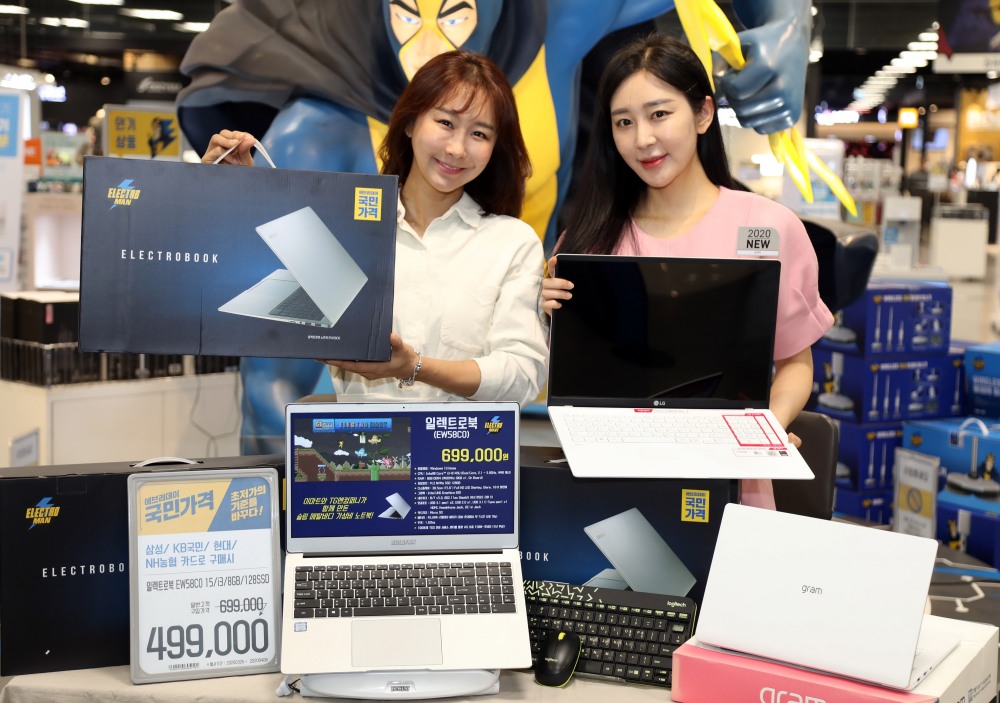 4월 2일 오전 이마트 영등포점 일렉트로마트에서 모델들이 신학기 디지털 가전 할인 행사를 소개하고 있다. / 사진 = 이마트