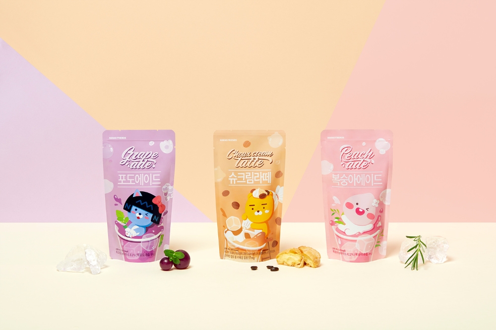 카카오프렌즈 복숭아 에이드, 포도 에이드, 슈크림 라떼 3종 모습/사진=카카오IX