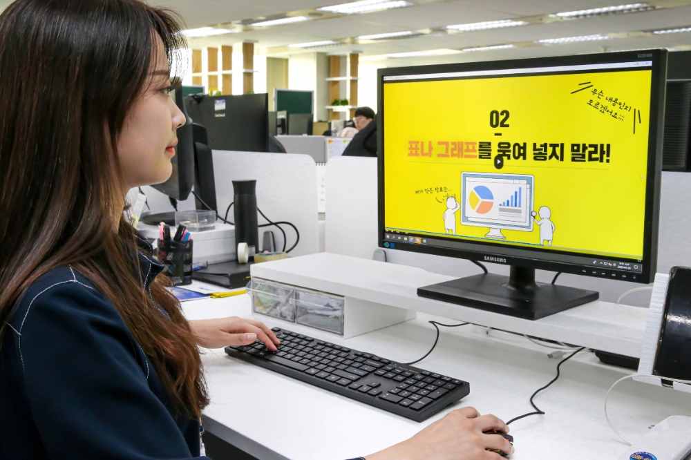 현대제철 관계자의 업무 모습/사진=현대제철