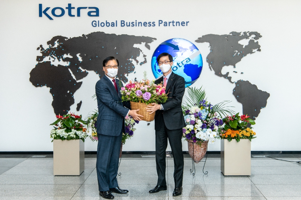 플라워 버킷 챌린지에 동참한 방문규 수출입은행장(사진 오른쪽)이 24일 다음 주자로 권평오 코트라사장을 지목한 후 서울 서초구에 있는 코트라를 방문해 '좋은 소식'이란 꽃말을 가진 '붓꽃' 꽃바구니를 전달했다. / 사진= 수출입은행(2020.04.24)