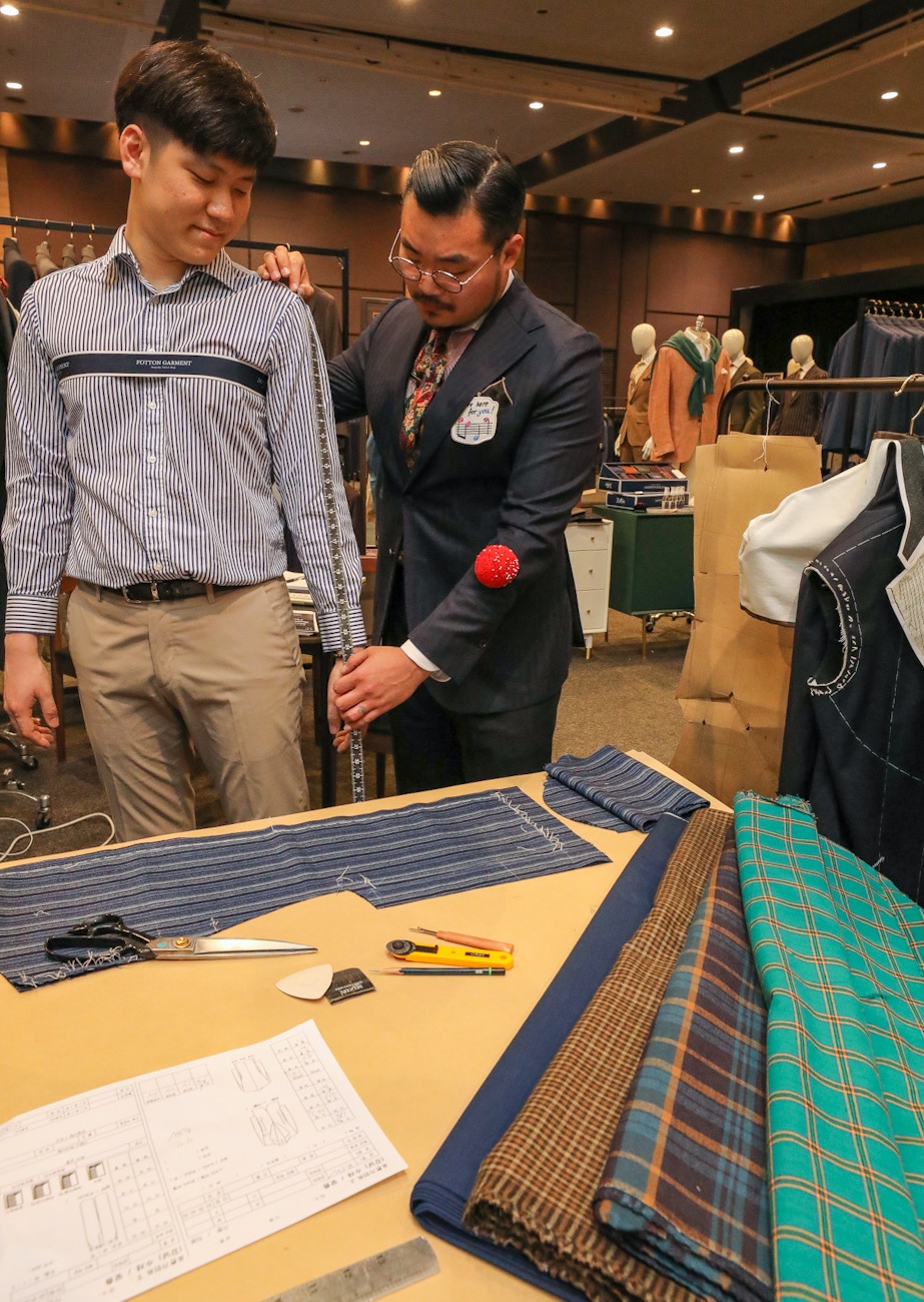28일 오전 현대백화점 목동적 7층 토파즈홀에서 진행중인 '맨즈 비스포크 페어'에서 고객이 맞춤정장 상담을 받고 있다. / 사진 = 현대백화점