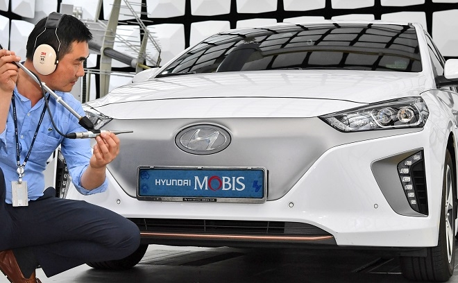 현대모비스 직원이 실차에 적용한 그릴형 가상 엔진 사운드시스템에 대한 성능시험을 하고 있다. 사진=현대모비스.