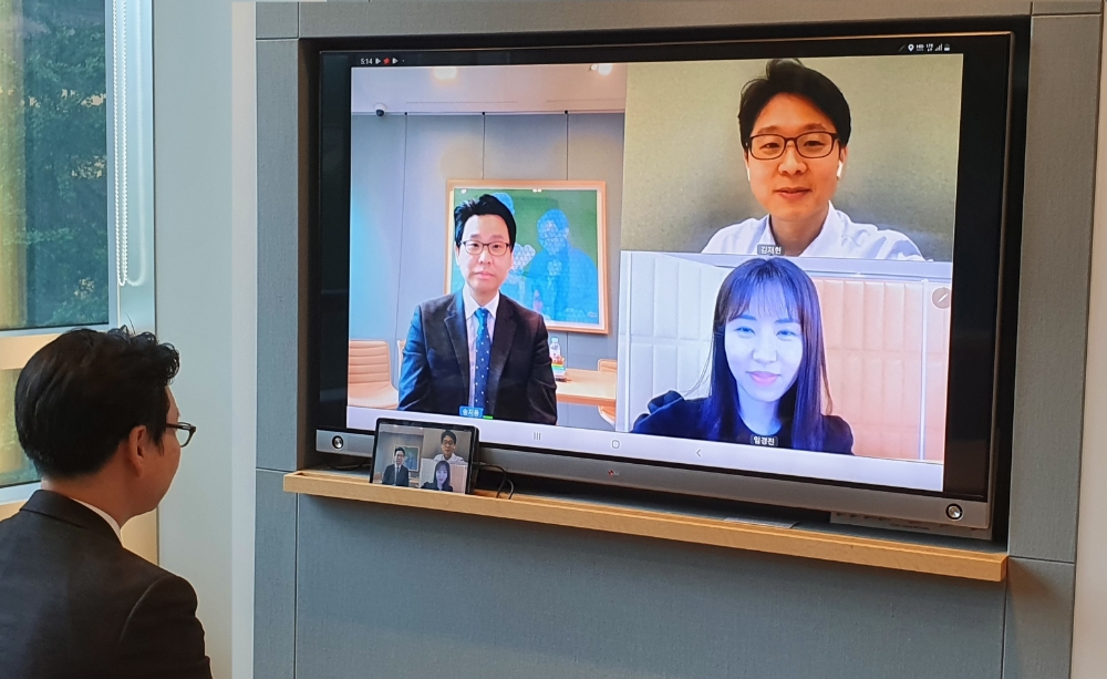 △ 하나은행 PB 및 세무, 부동산, 법률 등 전문가가 내점이 불편한 손님과 스마트폰을 연결한 화상상담 서비스를 통해 상담하고 있다. /사진=하나은행