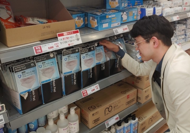 서울 중구 봉래동에 위치한 롯데마트 서울역점에서 고객이 일반마스크를 구경하고 있는 모습. / 사진 = 롯데마트