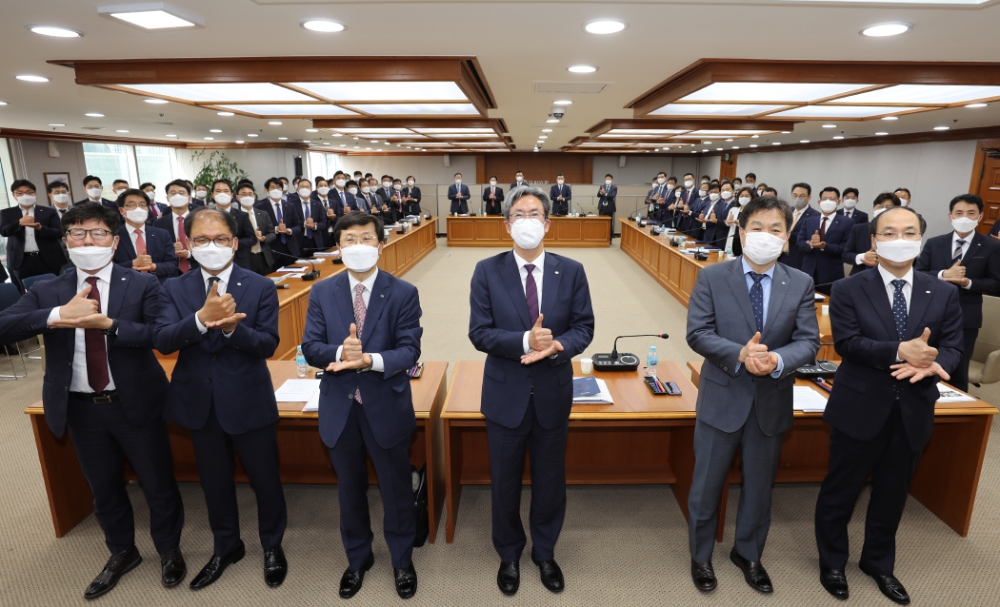 △ 이동빈 Sh수협은행장이 14일 ‘덕분에 챌린지’ 릴레이 캠페인에 참여했다. /사진=Sh수협은행