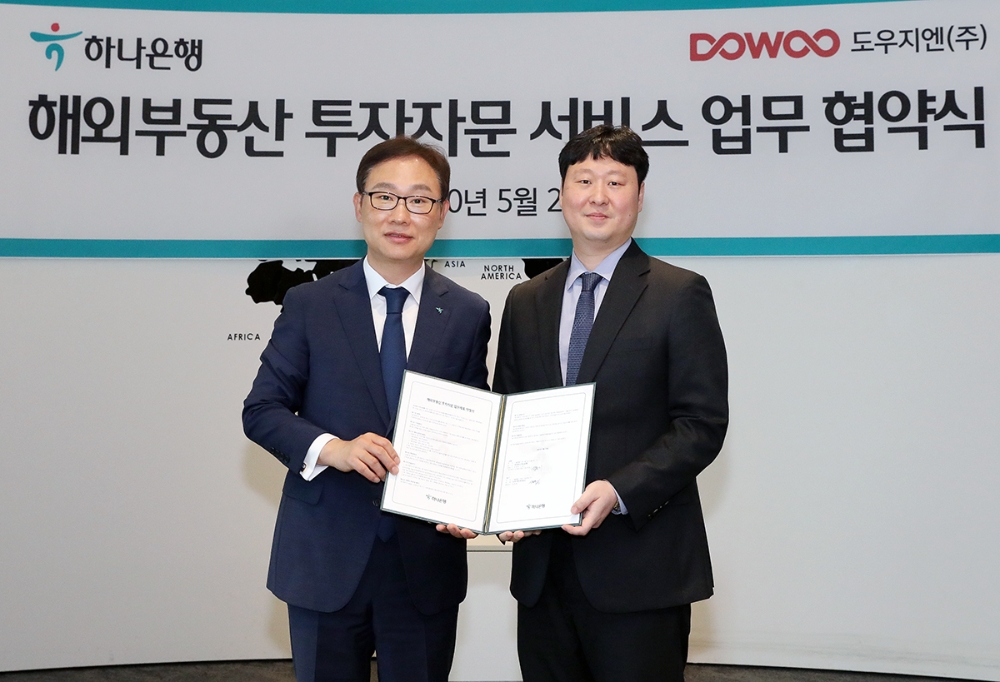 △ 정원기 하나은행 자산관리사업단 단장(사진 왼쪽)과 성정욱 도우지엔 대표이사(사진 오른쪽)가 기념촬영을 하고 있다. /사진=하나은행