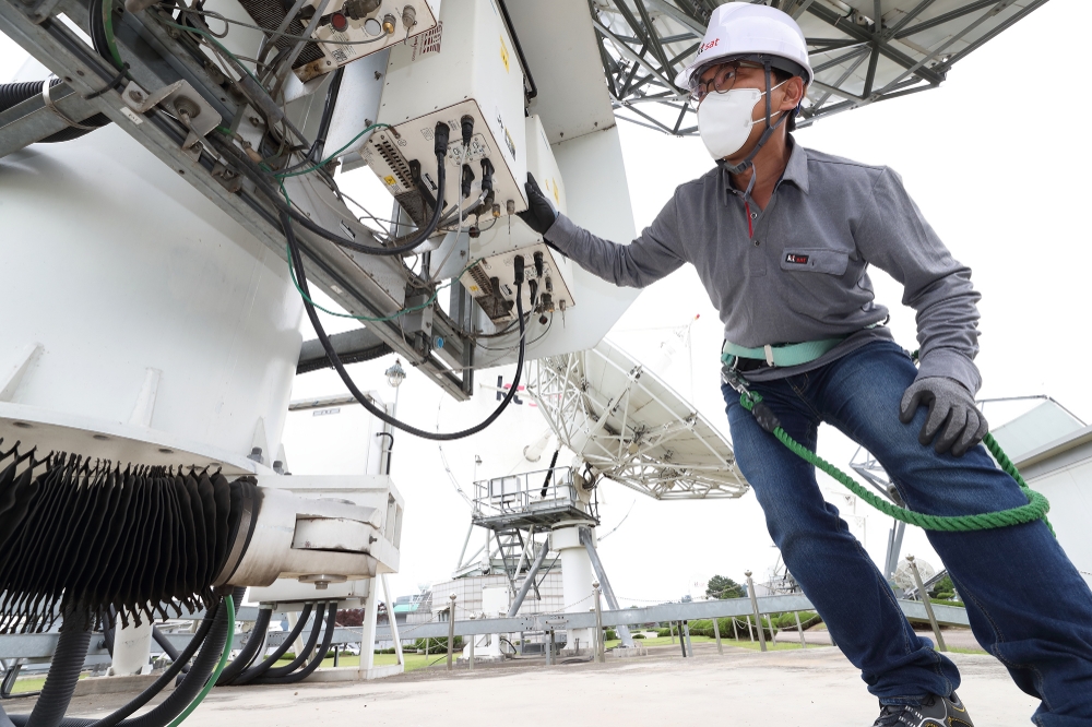 KT SAT 직원들이 금산위성센터 위성 안테나를 점검하고 있다/사진=KT