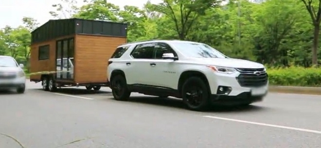 쉐보레 트래버스가 '바퀴 달린 집' 촬영을 위해 타이니하우스를 견인하고 있다.