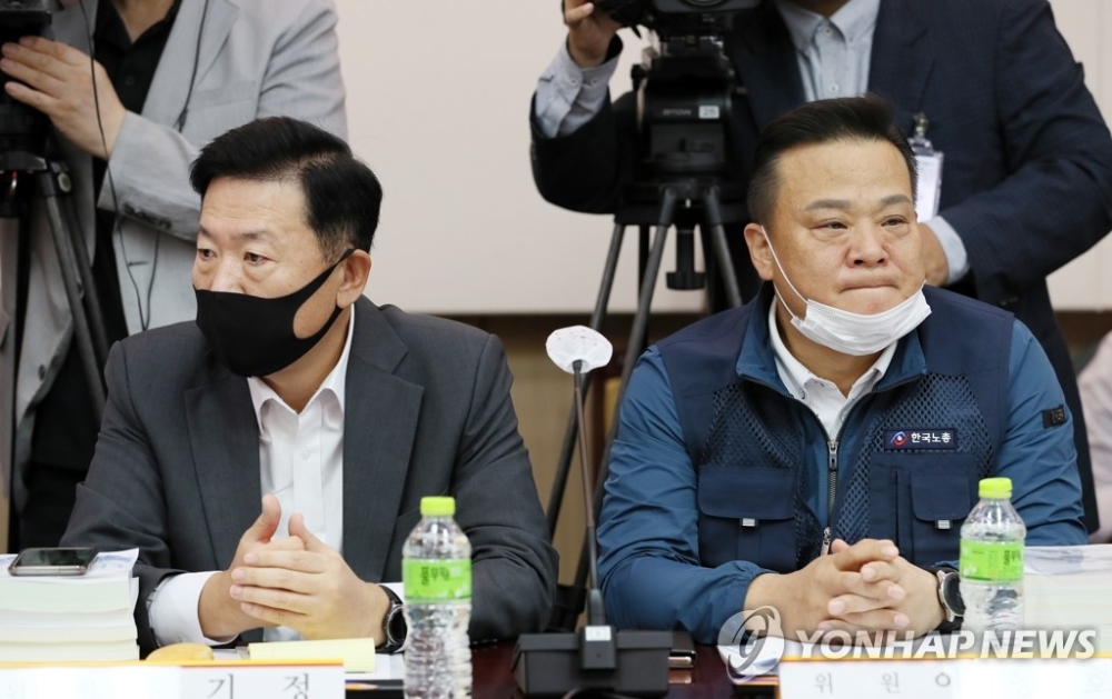1일 오전 정부서울청사에서 열린 제4차 최저임금위원회 전원회의에 사용자위원인 류기정 한국경영자총협회(경총) 전무(왼쪽)와 근로자위원인 이동호 한국노동조합총연맹(한국노총) 사무총장이 참석해 있다/사진=연합뉴스