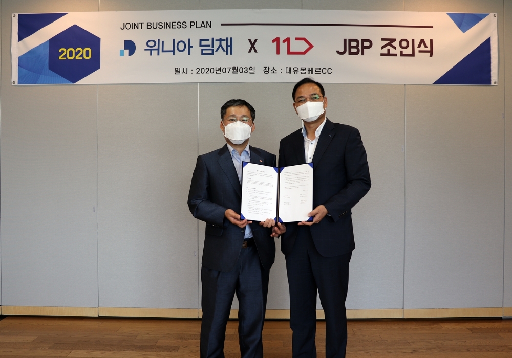 위니아딤채와 11번가가 업무체휴 협약을 맺고 11번가 정기 프로모션인 '월간 십일절'과 '브래드 위크'에 전략적으로 참여해 공동 마케팅을 전개한다고 6일 밝혔다. (왼쪽부터) 이상호 11번가 사장, 김혁표 위니아딤채 대표/사진=위니아딤채