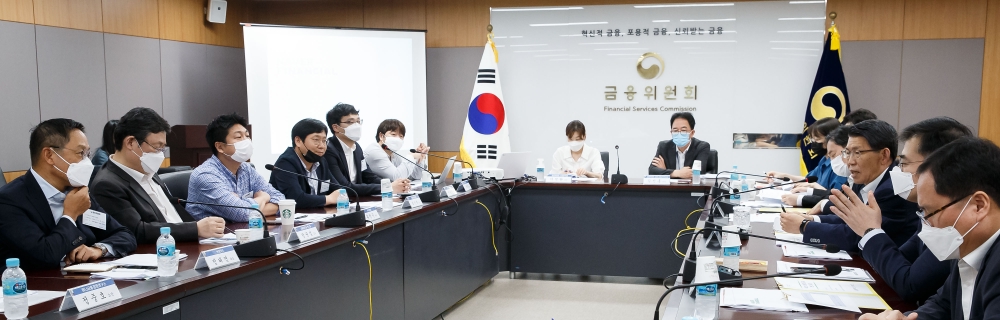 은성수 금융위원장은 21일 서울 종로구 정부서울청사에서 금융산업 업권과 학계 관계자들이 참석한 가운데 금융회사, 빅테크, 핀테크와 금융산업 발전방향 간담회를 개최했다. 참석자들이 은성수 금융위원장(오른쪽에서 두 번째)의 발언을 듣고 있다. (왼쪽부터) 정태영 현대카드 대표, 정순섭 서울대 교수, 류영준 카카오페이 대표, 최인혁 네이버파이낸셜 대표, 이승건 비바리퍼블리카 대표, 김태훈 레이니스트 대표 / 사진= 금융위원회(2020.07.21)