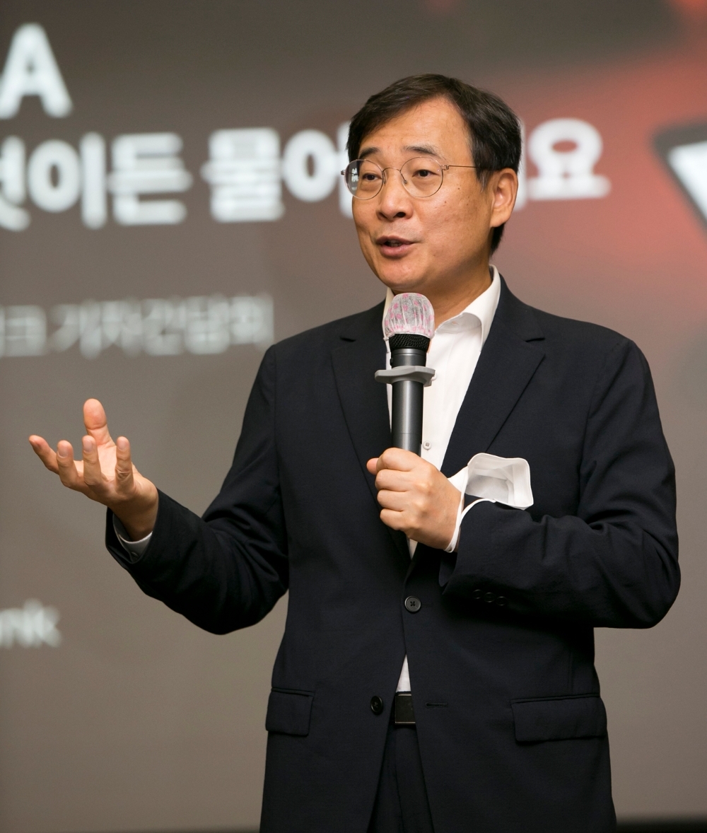 이문환 케이뱅크 행장이 4일 간담회를 열고 주주사들과의 시너지 창출 방안과 향후 출시될 신상품에 대해 설명하고 있다. /사진=케이뱅크