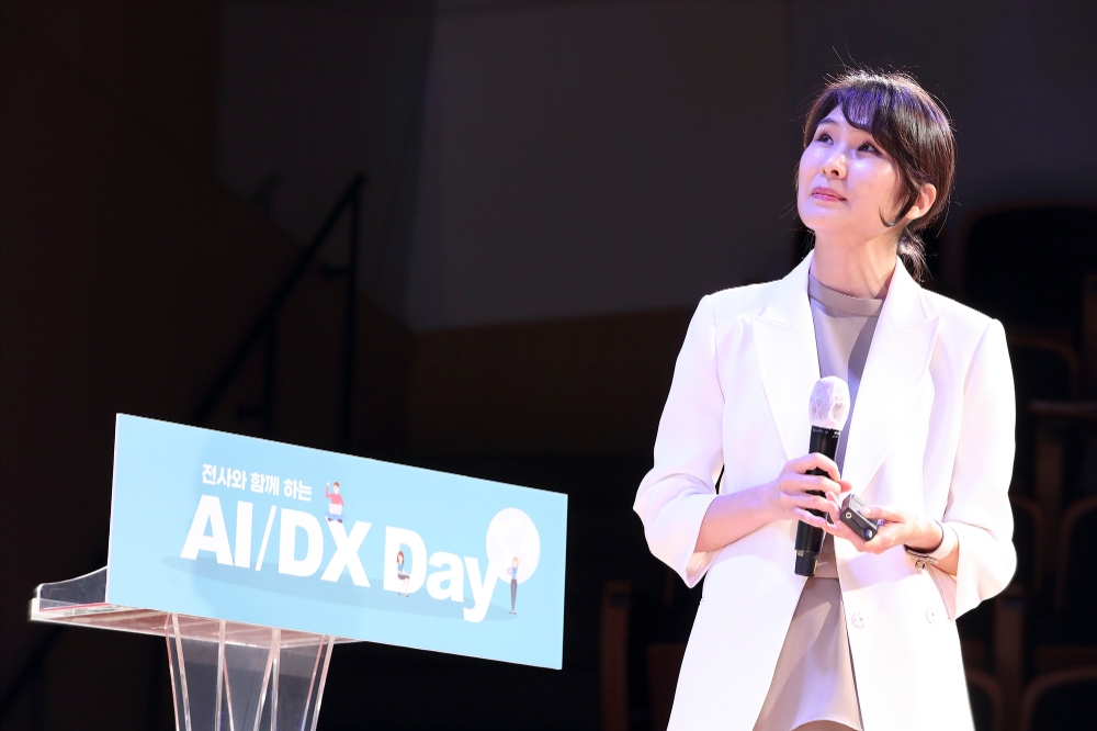 김채희 KT AI/빅데이터사업본부장 상무가 AI/DX 데이에서 ‘AI∙빅데이터 사업현황 및 추진방향’에 대해 발표하고 있다./사진=KT