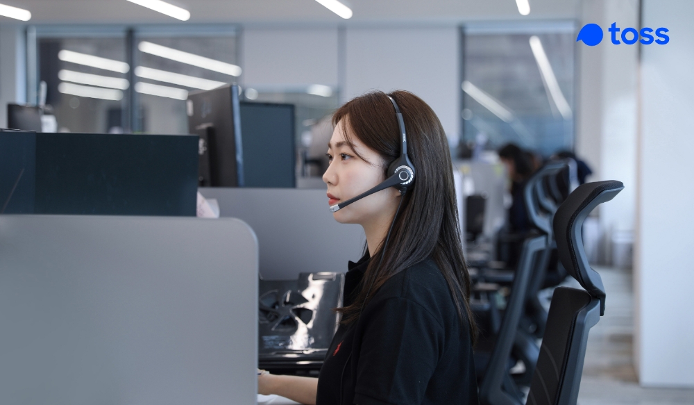 고객 응대중인 직원./사진=비바리퍼블리카