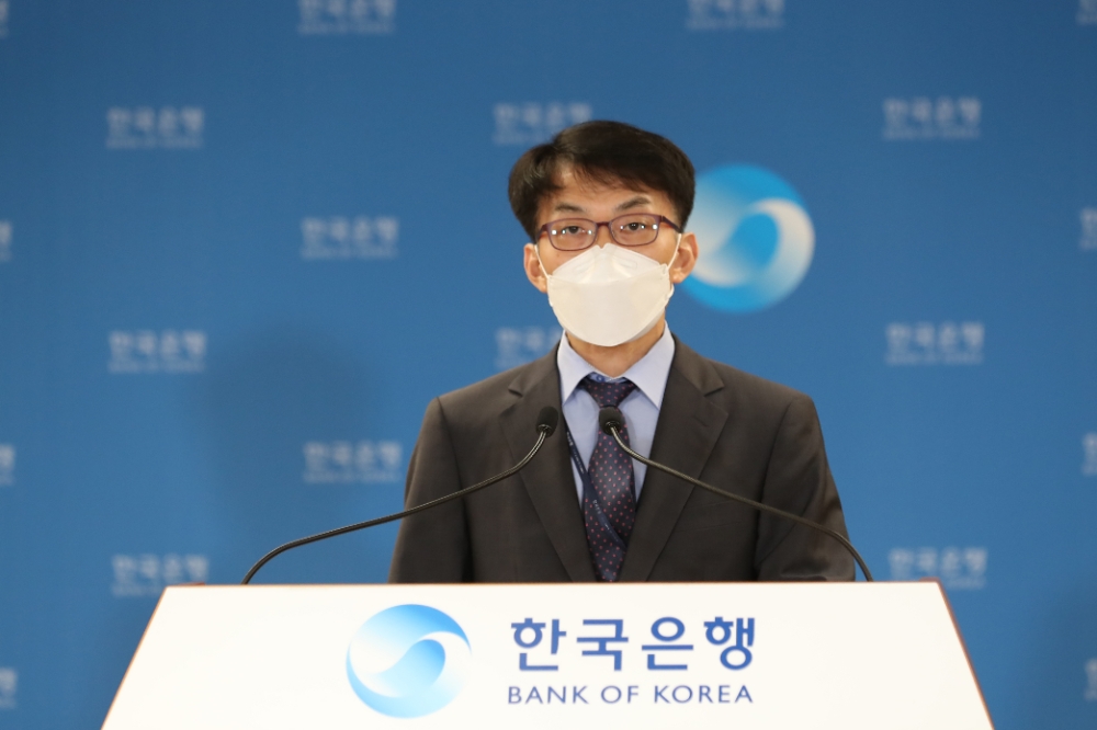 ▲박성빈 한국은행 국민계정부장이 1일 오전 서울 중구 한국은행에서 2020년 2/4분기 국민소득(잠정)의 주요 특징을 설명하고 있다./사진=한국은행