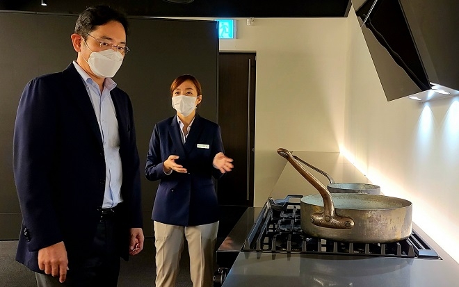 이재용 삼성전자 부회장(왼쪽). 사진=삼성전자.