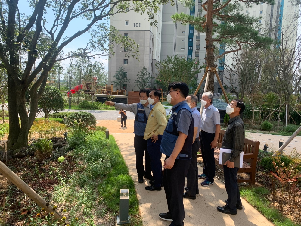 평택시 정장선 시장이 더샵 지제역 센트럴파크를 방문해 조경을 확인하고 있다. / 사진=포스코건설