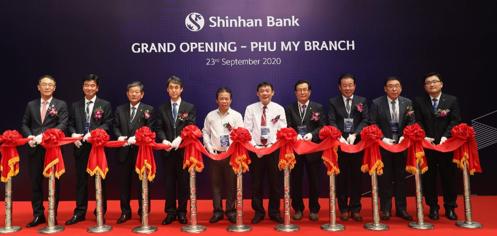 신동민 신한베트남은행 법인장(왼쪽 첫 번째)과 김원태 주호치만 총영사관 영사(왼쪽 네 번째), 붕따우 짠 띠엔 찌(Tran thien tri) 베트남중앙은행 부지점장(왼쪽 여섯 번째) 등이 지난 23일 푸미지점 개점식을 진행했다. /사진=신한은행