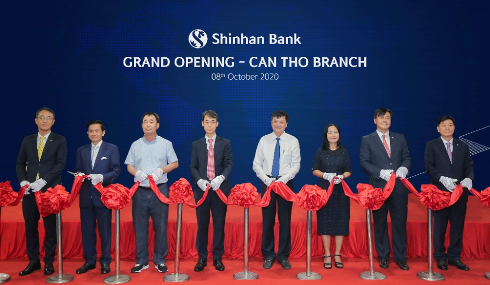 신동민 신한베트남은행 법인장(가장 왼쪽)과 김원태 주호치만 총영사관 영사(왼쪽 네 번째)가 지난 8일 신한베트남은행 껀터지점 개점식에 참석했다. /사진=신한은행