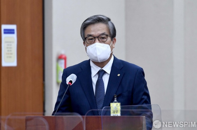 ▲오익근 대신증권 대표가 13일 서울 여의도 국회에서 열린 정무위원회 국정감사에 증인으로 출석해 의원의 질의에 답하고 있다./ 사진=뉴스핌