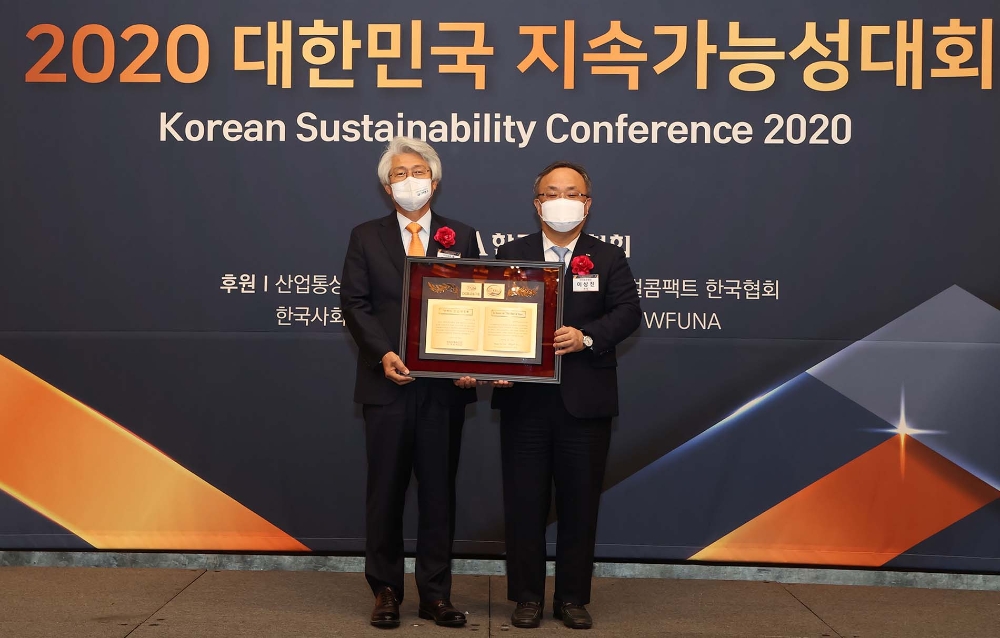 김태오 DGB금융그룹 회장(왼쪽)과 이상진 한국표준협회 회장(오른쪽)이 ‘2020 대한민국 지속가능성 대회’ 시상식에서 기념사진을 촬영하고 있다. /사진=DGB금융그룹