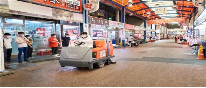 서울시는 성동구 마장축산물시장 일대 도시재생활성화지역의 가장 큰 현안이자 갈등요소인 ‘악취’ 문제를 해결하고 청결한 환경을 만들기 위한 '시장 환경개선 시범사업'에 나선다. 사진=서울시청.