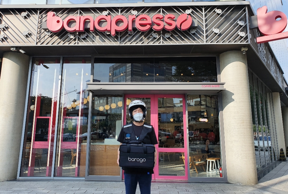 근거리 물류 IT 플랫폼을 운영하는 스타트업 바로고는 커피·베이커리 전문점 ‘바나프레소’와 배달 대행 계약을 체결했다./사진=바로고