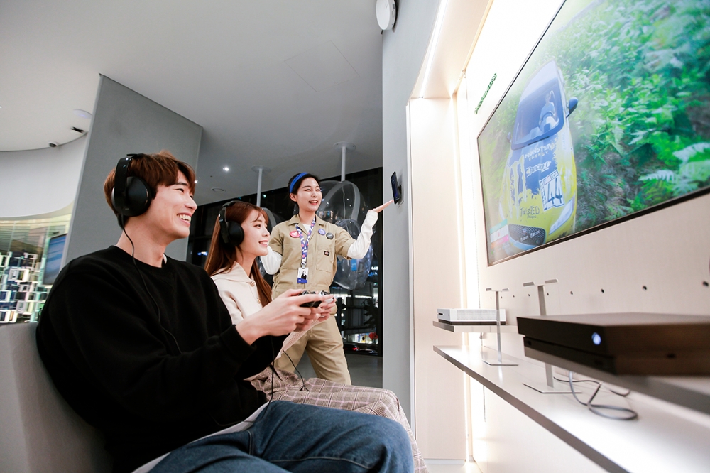 T팩토리는 SK텔레콤과 글로벌 기업의 다양한 초협력 서비스를 경험할 수 있다. T팩토리 내 MS존에서 5GX 클라우드 게임을 즐기는 모습./사진=SK텔레콤