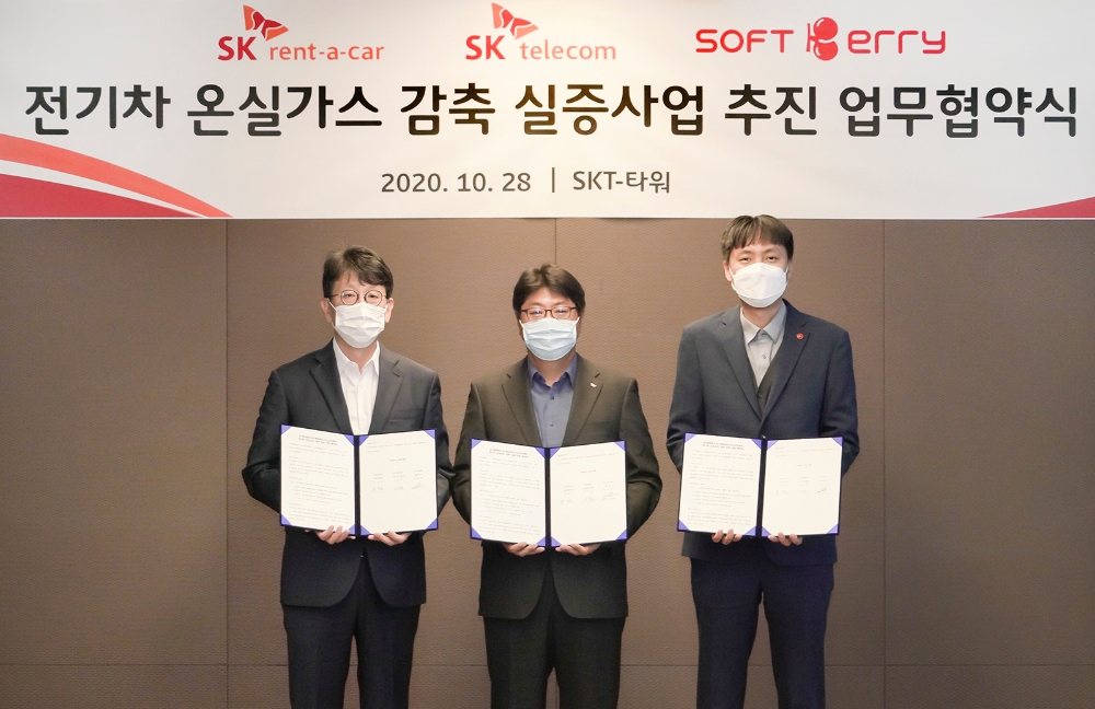 SK텔레콤이 SK렌터카, 소프트베리와 함께 전기차 온실가스 감축 효과 관련 실증 사업을 위한 업무협약을 체결했다고 28일 밝혔다.(왼쪽부터) 윤민호 SK렌터카 사업개발실장, 이준호 SK텔레콤 SV추진그룹장, 박용희 소프트베리 대표./사진=SK텔레콤