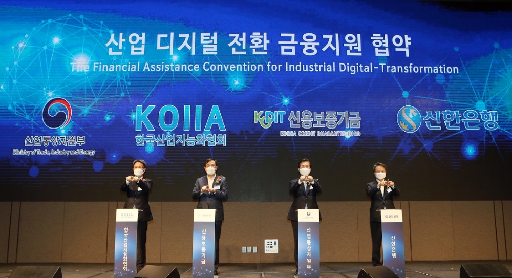 김태환 한국산업지능화협회 회장과 김창현 신용보증기금 본부장, 성윤모 산업통상자원부 장관, 진옥동 신한은행장(왼쪽부터)이 28일 서울 용산구 드래곤시티 호텔에서 열린 산업 디지털 전환 금융지원 협약식에 참석했다. /사진=신한은행