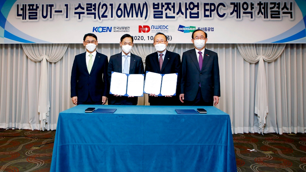 두산중공업은 29일 서울 리베라 호텔에서 네팔 어퍼트리슐리-1 수력발전소 계약과 파키스탄 아스릿 케담 수력발전소 MOU를 체결했다. 서명식에 참석한 유항열 남동발전 사장(오른쪽 첫번째), 이보석 NWEDC 법인장(오른쪽 두번째), 정연인 두산중공업 사장(왼쪽 첫번째), 박인원 두산중공업 플랜트 EPC BG장(왼쪽 두번째)이 기념촬영을 하고 있다/사진=두산중공업