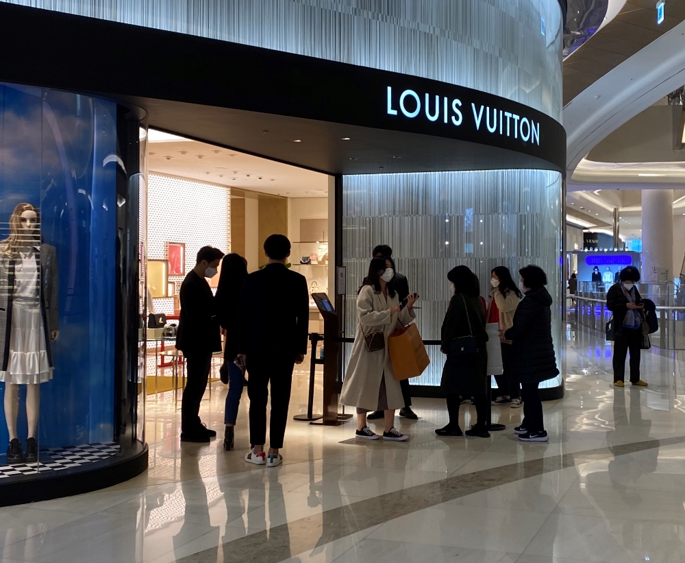 잠실에 위치한 루이비통 매장 앞 모습. / 사진=본사취재