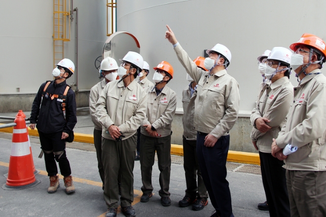 신동빈 롯데그룹 회장(가운데)이 18일 오후 롯데정밀화학 울산공장을 방문한 모습. / 사진 = 롯데지주