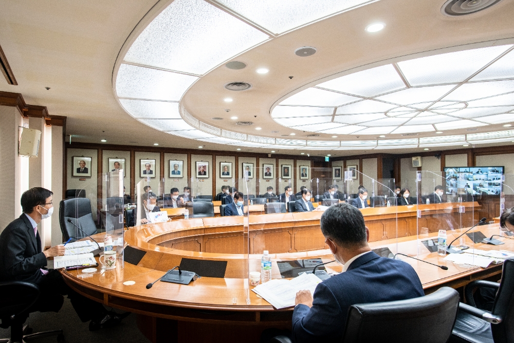 방문규 수출입은행장(가장 왼쪽)이 지난 20일 여의도 본점에서 경영전략회의를 개최했다. /사진=수출입은행