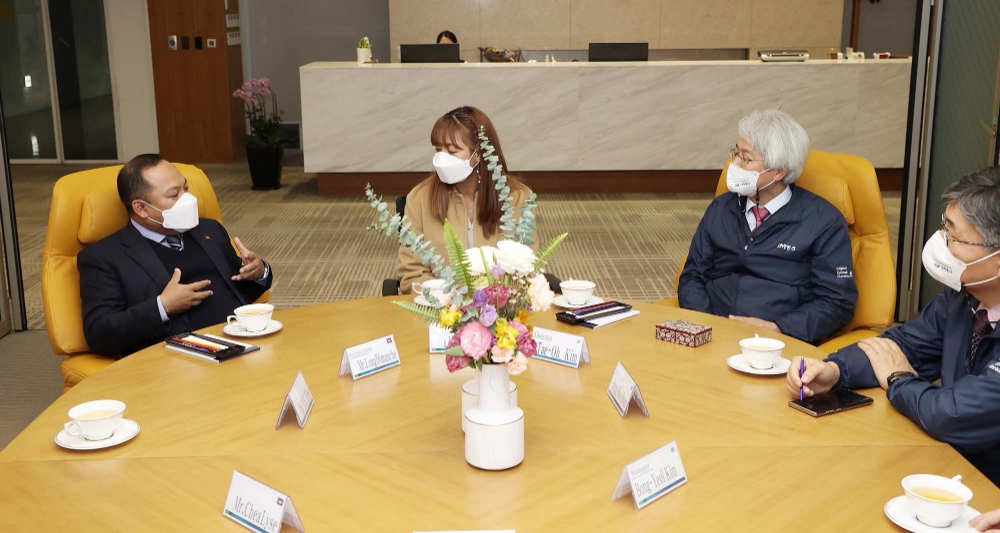 김태오 DGB금융그룹 회장(왼쪽 세 번째)과 롱 디망쉐 주한 캄보디아 대사(가장 왼쪽)이 지난 20일 만나 사업 협력에 관한 방안을 논의했다. /사진=DGB금융그룹