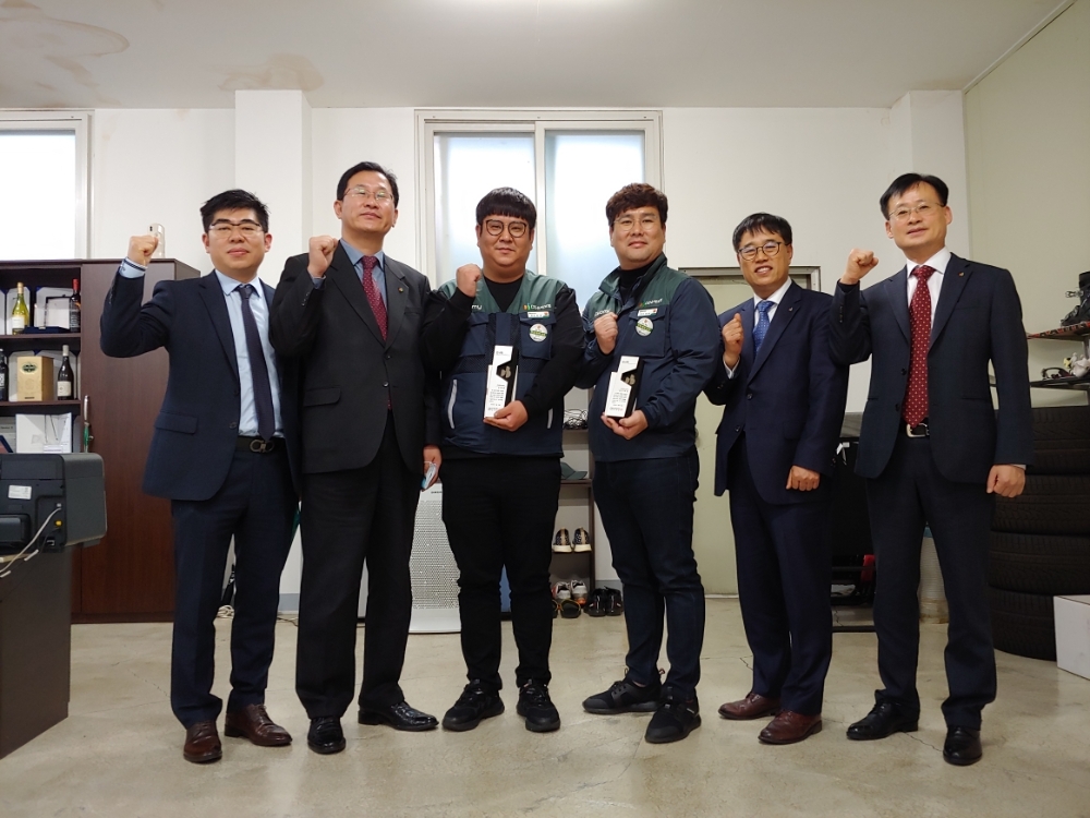 지난 19일 안성북부서비스에서 감사패 전달 후 이범욱 DB손해보험 보상서비스실장(사진 오른쪽 두번째), 이희봉 대표(사진 오른쪽 세번째), 조영재 요원(사진 오른쪽 네번째)과 DB손해보험 직원들이 기념촬영을 하고 있다/사진=DB손해보험