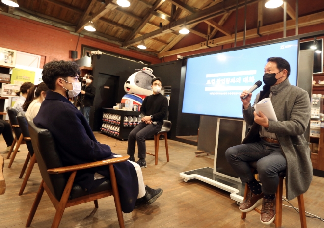 최태원 SK그룹 회장이 지난해에 이어 올해도 전북 군산을 찾아 소셜 벤처 청년 창업가들과 장시간의 격의없는 만남을 이어갔다. 사진=SK그룹.