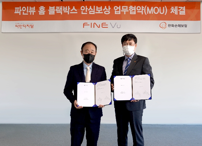 윤창 파인디지털 사업본부 상무이사(왼쪽)와 이재우 한화손해보험 기업보험부문장이 27일 ‘파인뷰 홈 블랙박스 안심보상 MOU’을 맺었다/사진=파인디지털