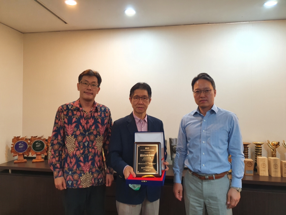 (왼쪽부터) 한국투자증권 인도네시아 현지법인 남경훈 이사, APP 부사장 Hendra Kosashi, 신한금융투자 인도네시아 이용훈 법인장 / 사진= 신한금융투자(2020.11.30)