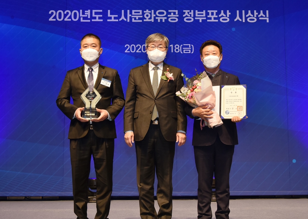 대유에이텍이 '2020년도 노사문화유공 정부포상 시상식'에서 대통령상을 수상했다. (왼쪽부터) 정관 대유에이텍 노조위원장, 이재갑 고용노동부장관, 권의경 대유에이텍 대표. 사진=대유에이텍