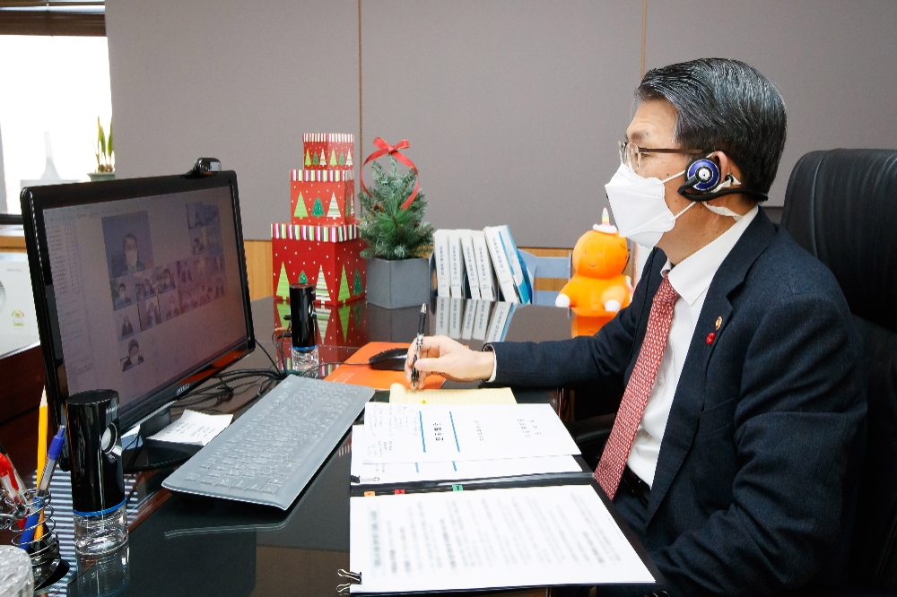 ▲은성수 금융위원장이 21일 서울 종로구 정부서울청사에서 코로나19 대응 정책평가 간담회를 비대면 화상회의로 진행하고 있다./사진=금융위원회